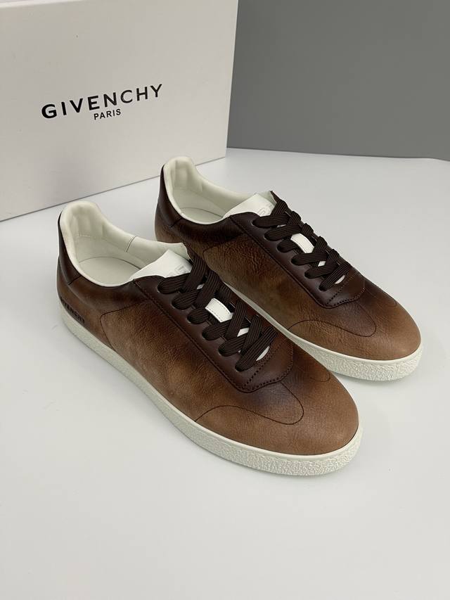 售价： 新款 商标：Givenchy 配码：38一44 45，46定做 材料：树膏皮擦色渐变低帮运动鞋 Town系列 正面缝线细节 侧面压印givenchy L